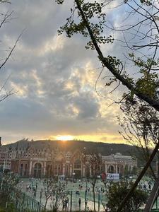 人潮拥挤我需要你什么意思